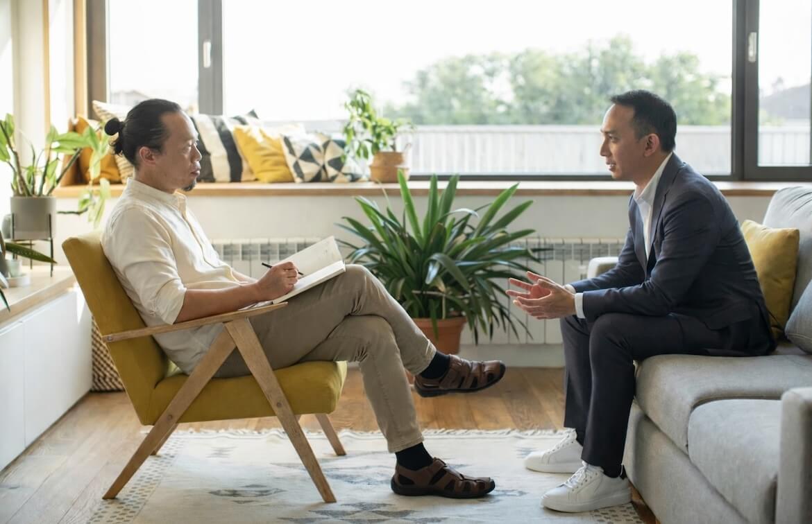Public speaking coach in Singapore guiding a client in a one-on-one session to improve clarity of thought, confidence, and communication during real conversations